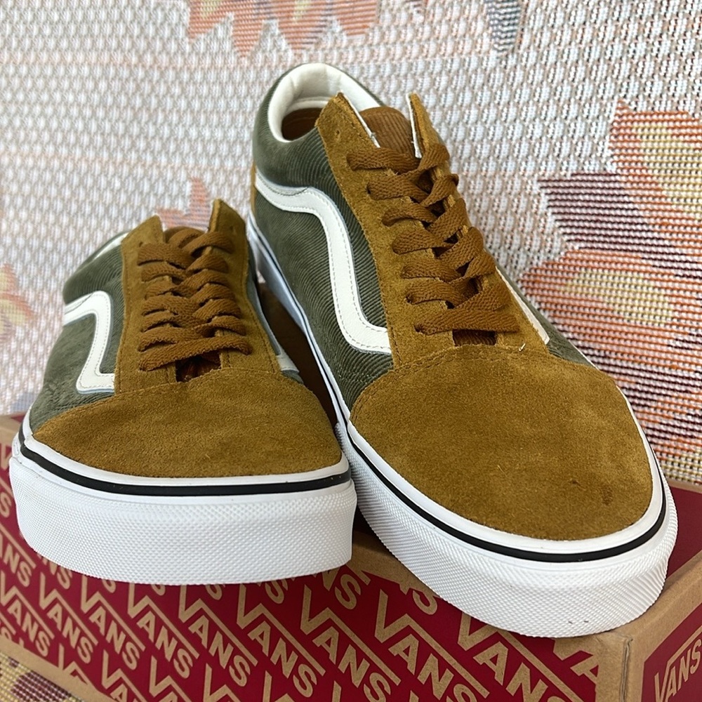 Vans Men’s Old Skool
Mini Cord Green/Brown
VN000ZNIT20A
Sneakers
Corduroy Shoe - Picture 11 of 16